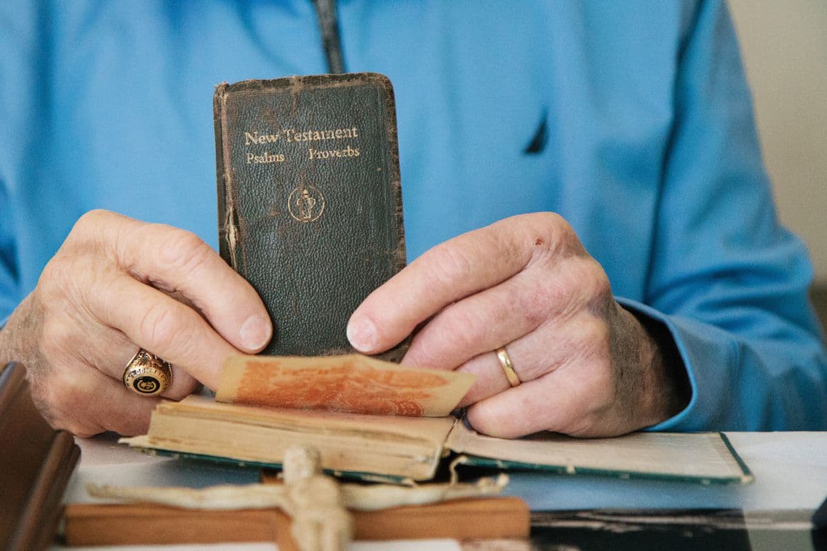 手持聖經