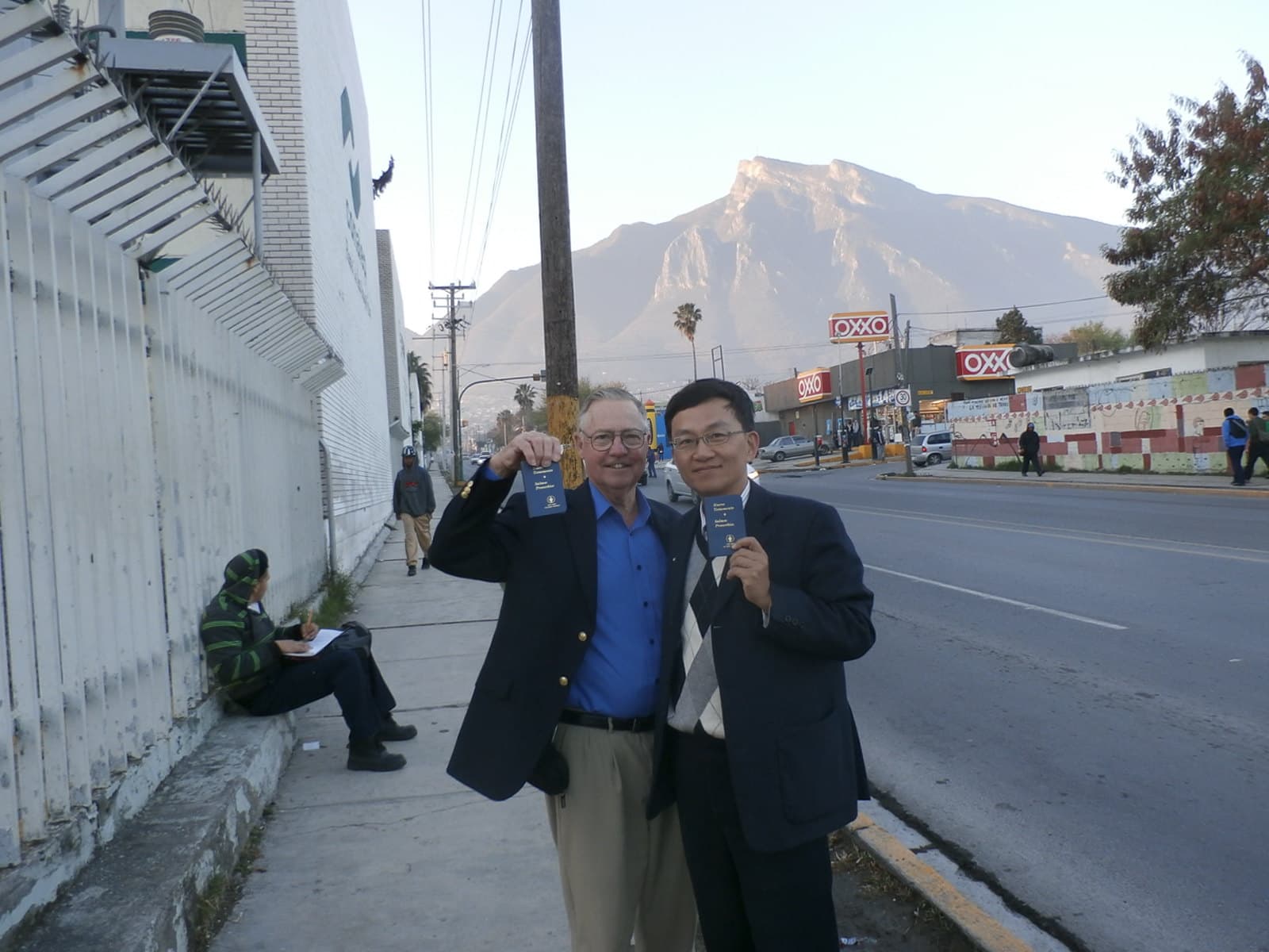 黃明哲 副會長 - 墨西哥贈經