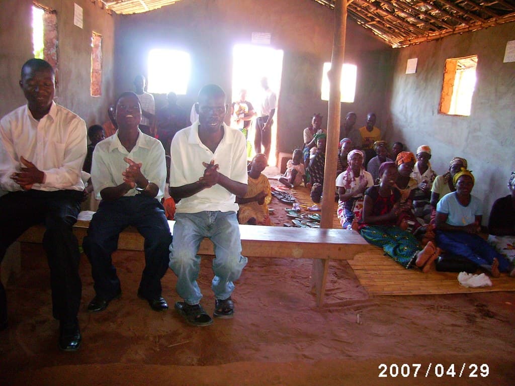 王明仁 理事 - 莫三比克贈經